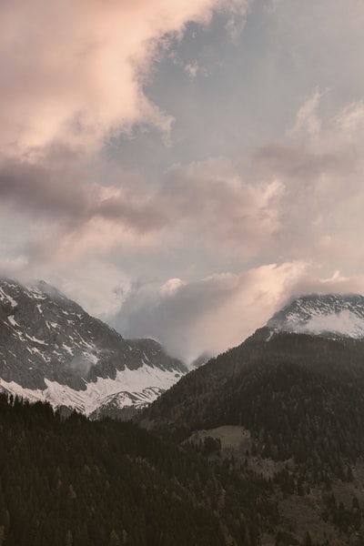 白雪皑皑的山峦